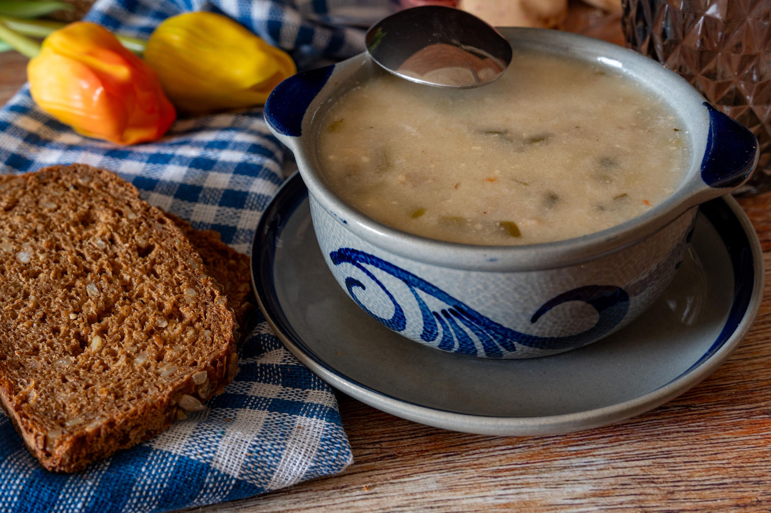 Zupa i razowy chleb — zwyczajny posiłek